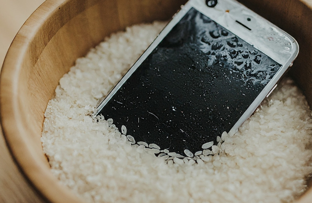 Water Damaged iPhone Placed in Uncooked rice